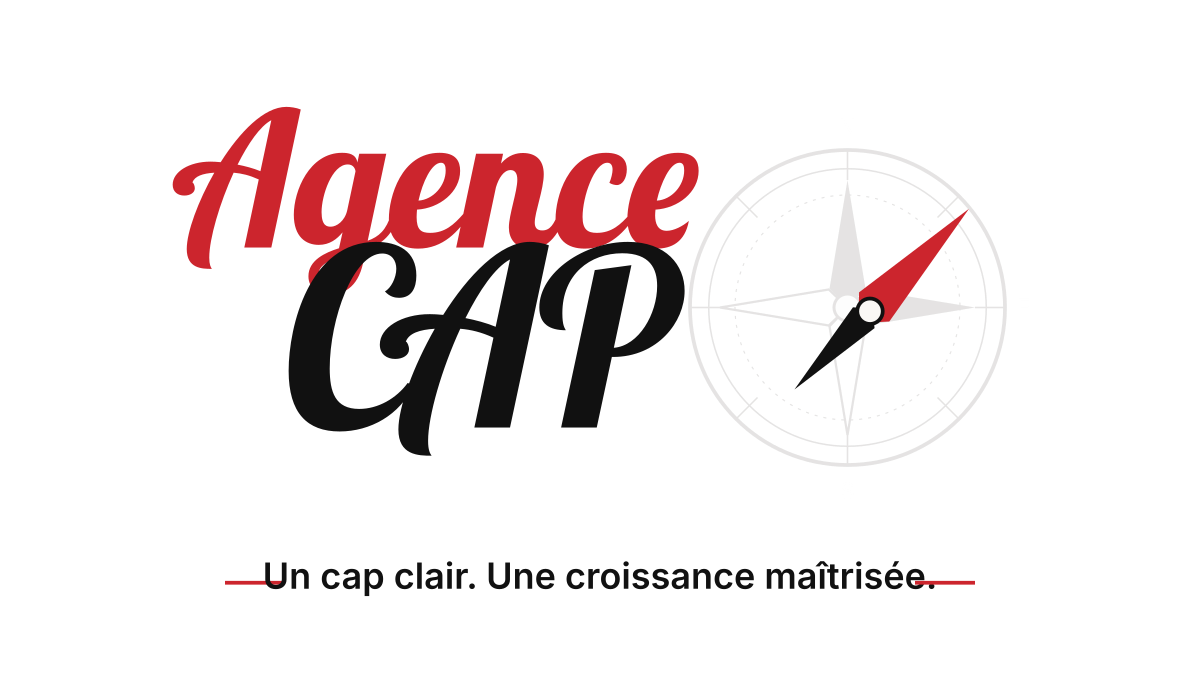 Logo Agence CAP : le nom en lettres manuscrites rouges et noires, une boussole et la signature « Un cap clair. Une croissance maîtrisée. »